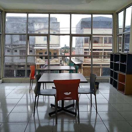 Oyo 3499 J8 Hotel Jambi Bagian luar foto