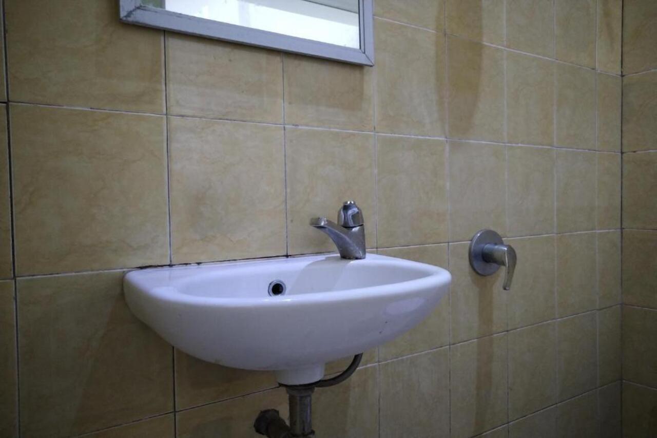 Oyo 3499 J8 Hotel Jambi Bagian luar foto