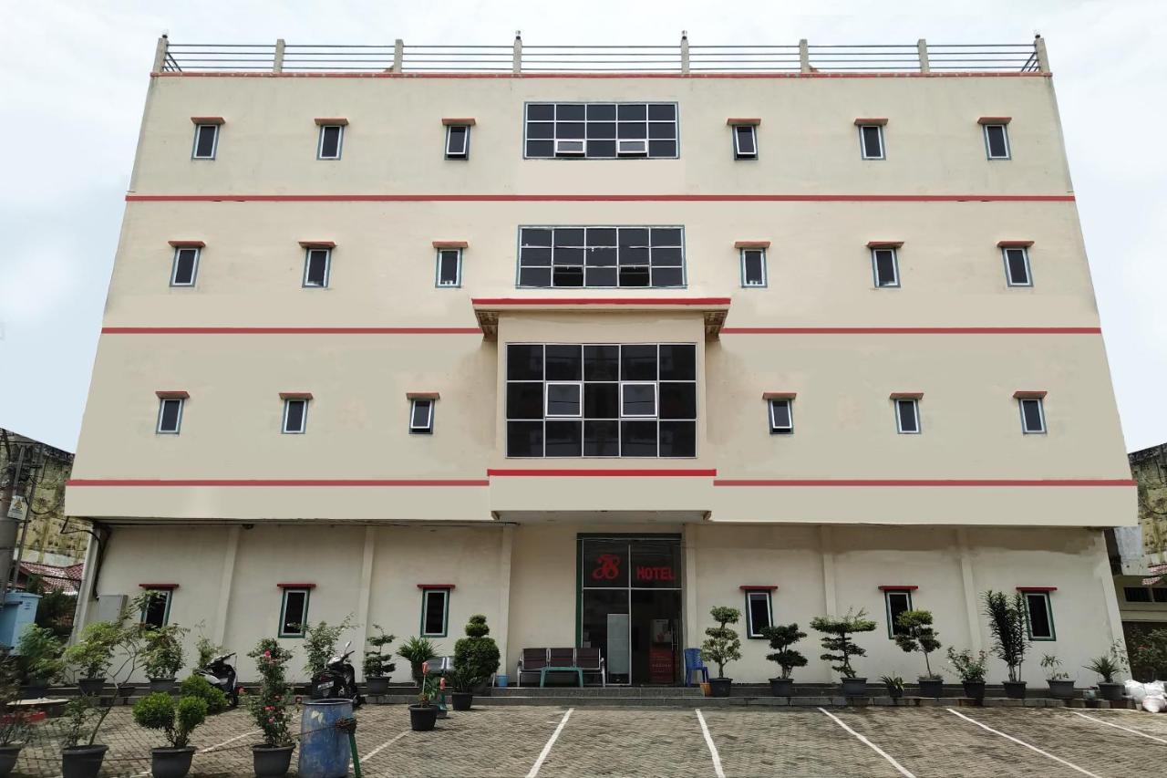 Oyo 3499 J8 Hotel Jambi Bagian luar foto