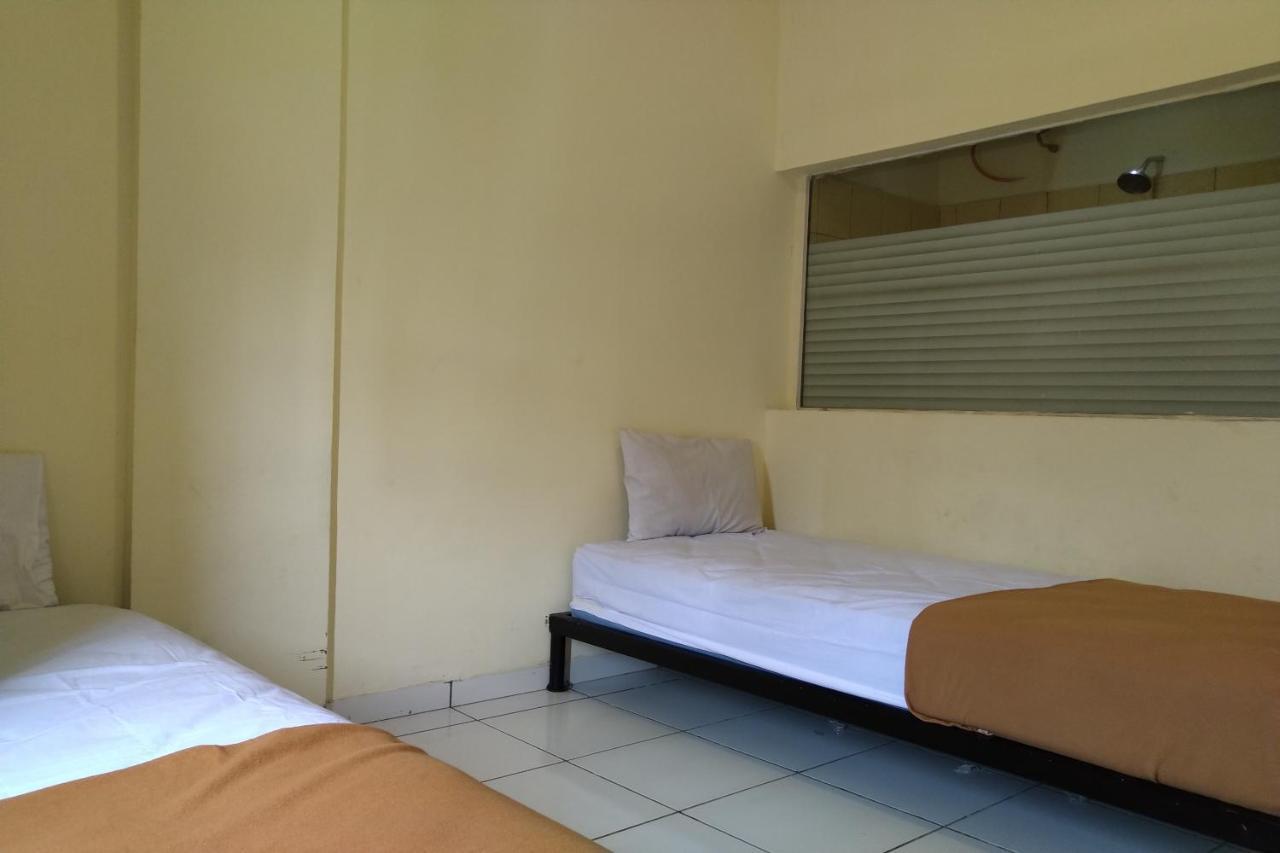 Oyo 3499 J8 Hotel Jambi Bagian luar foto
