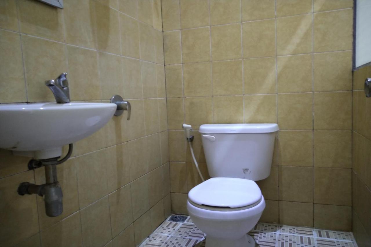 Oyo 3499 J8 Hotel Jambi Bagian luar foto