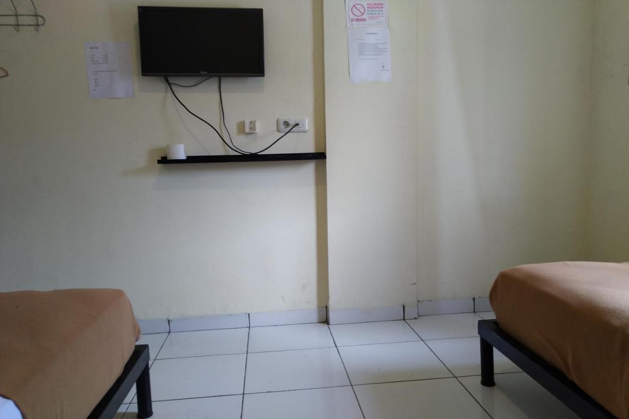 Oyo 3499 J8 Hotel Jambi Bagian luar foto