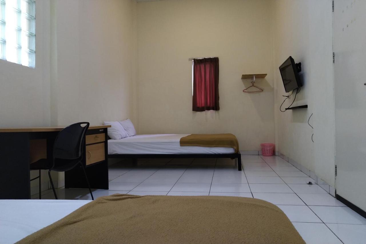 Oyo 3499 J8 Hotel Jambi Bagian luar foto