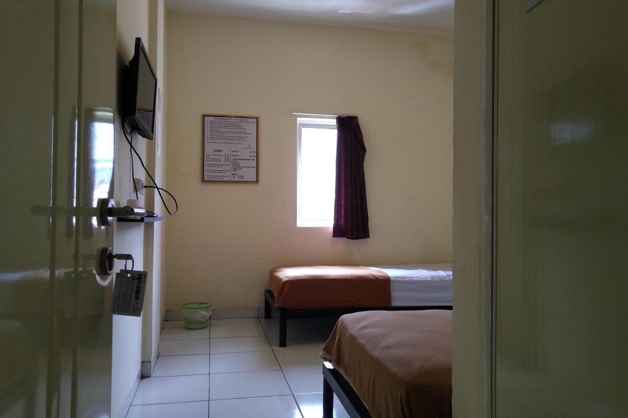 Oyo 3499 J8 Hotel Jambi Bagian luar foto