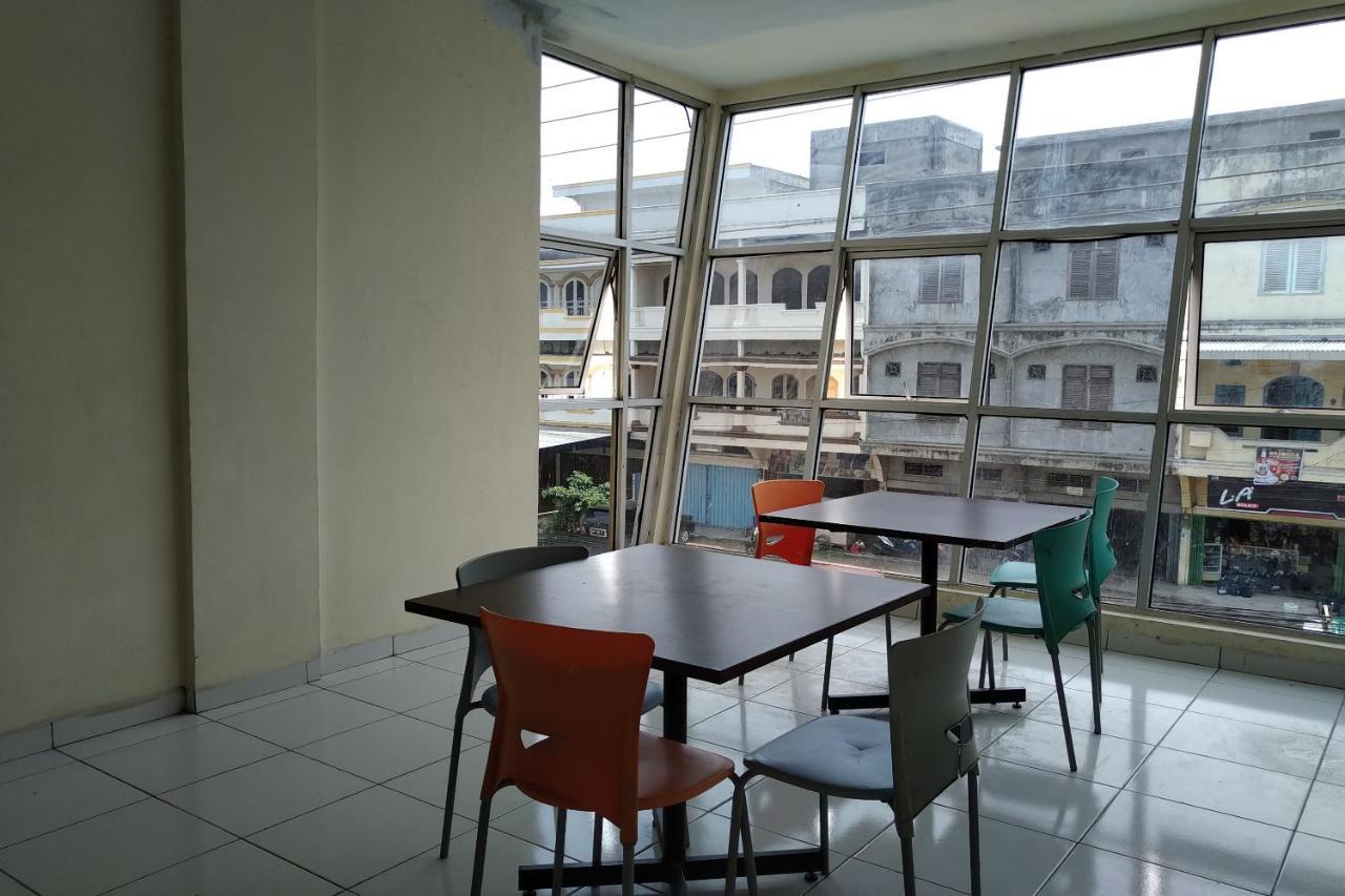 Oyo 3499 J8 Hotel Jambi Bagian luar foto
