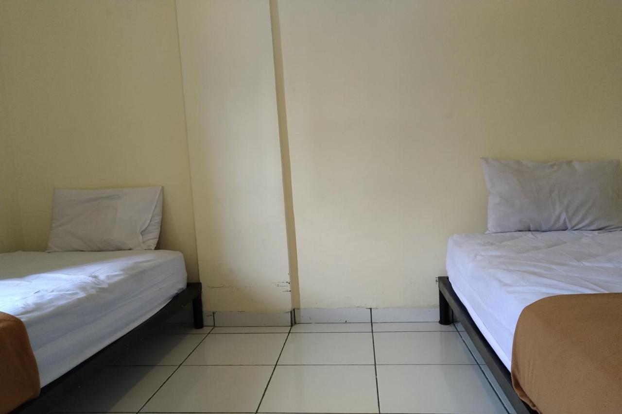 Oyo 3499 J8 Hotel Jambi Bagian luar foto