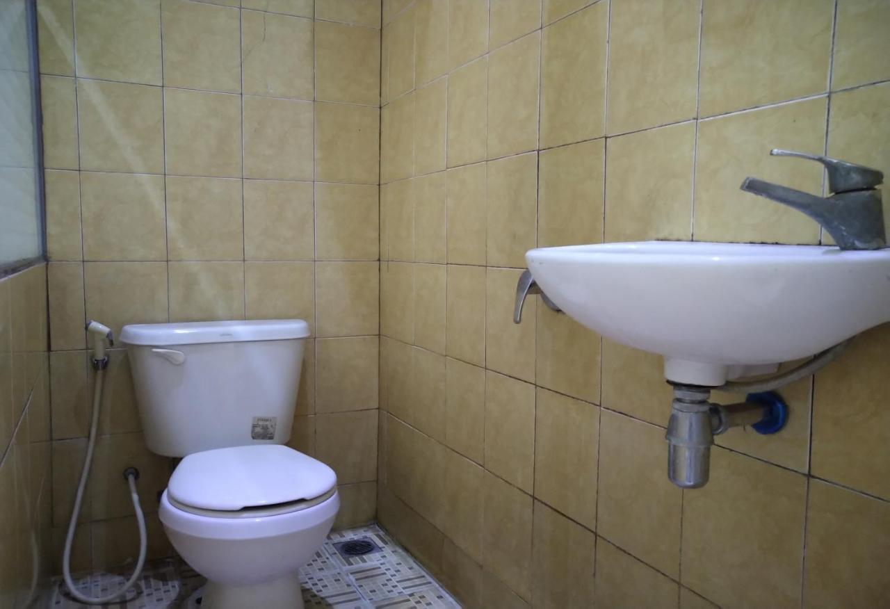 Oyo 3499 J8 Hotel Jambi Bagian luar foto