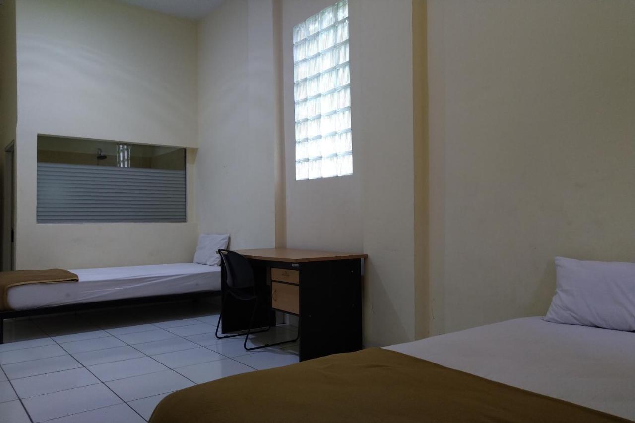 Oyo 3499 J8 Hotel Jambi Bagian luar foto