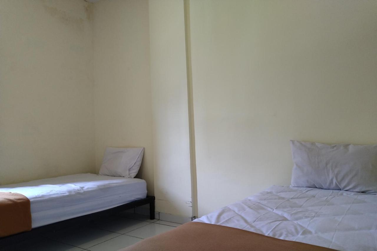 Oyo 3499 J8 Hotel Jambi Bagian luar foto