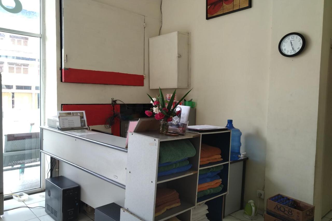 Oyo 3499 J8 Hotel Jambi Bagian luar foto