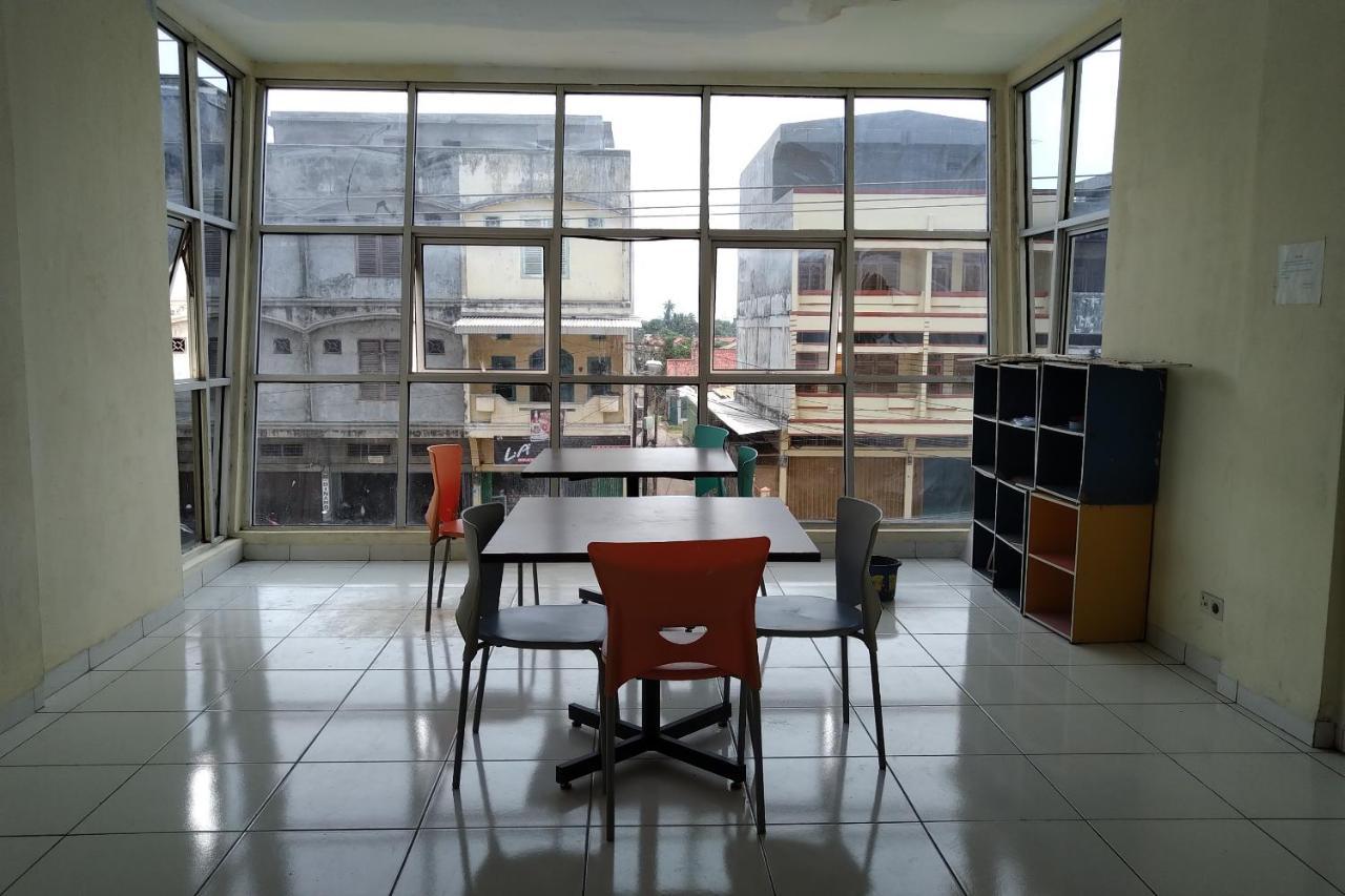 Oyo 3499 J8 Hotel Jambi Bagian luar foto